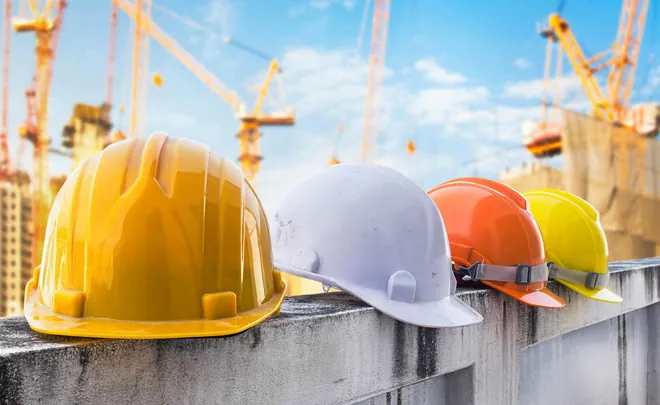 Helm keselamatan kerja di area proyek