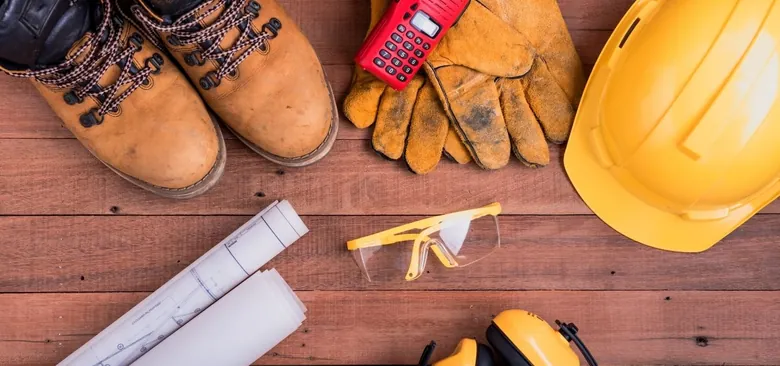 Peralatan keselamatan kerja di atas meja