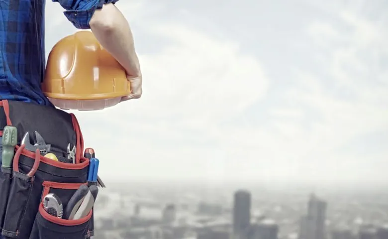 Pekerja membawa helm keselamatan